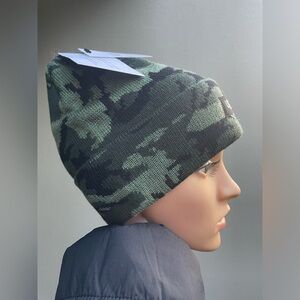 UGG Camo Knit Beanie in Green and Black. Women.
NWT 
MSRP $55